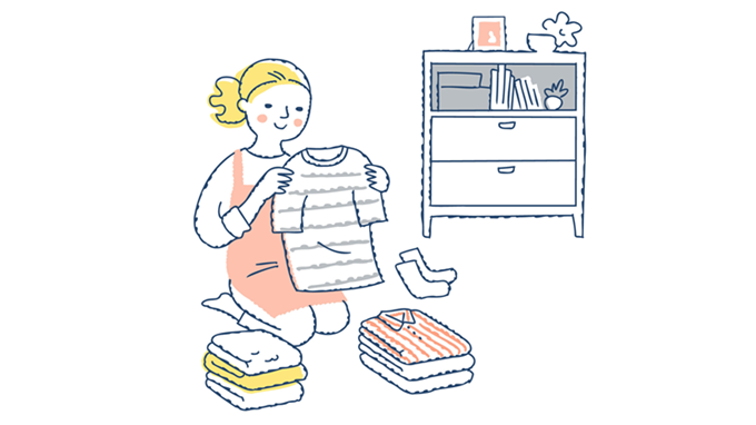 洗濯ものをたたむ女性